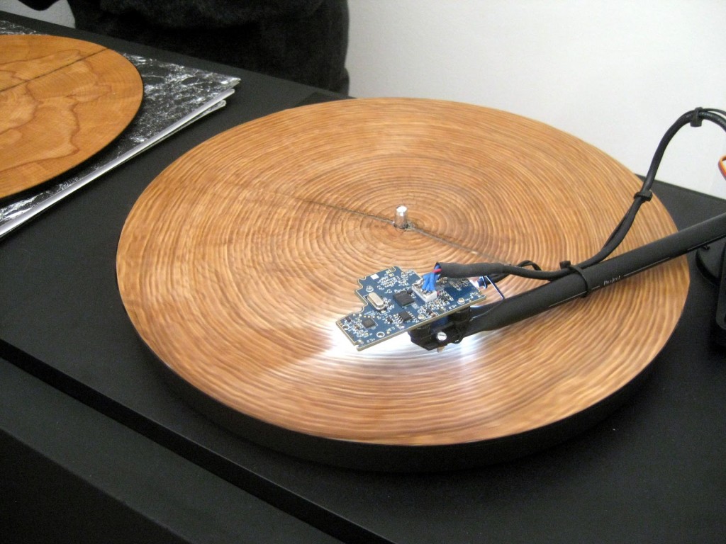 video-the-worlds-an-instrument-as-tree-trunks-become-playable-discs-for-turntables-via-latest-installation-by-bartholom-us-traubeck